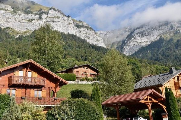 Quel est le prix moyen au m2 des maisons et appartements à Cordon ?