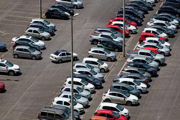 Investir à Nice : Comment Trouver et Acheter une Place de Parking ?